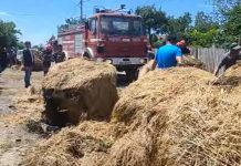 Video – Un incendiu izbucnit la un depozit de baloți de lucernă din Udati-Mânzu, a fost stins prin mobilizarea exemplară a comunității și a autorităților