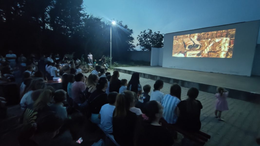 (Foto/video) Peste 300 de oameni au răspuns invitației la „Seară de cinema în aer liber” la Smeeni